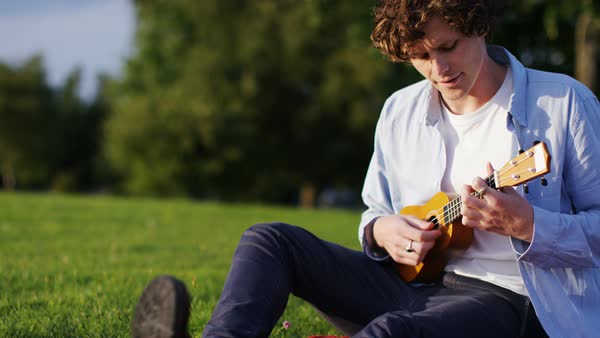 dạy k&egrave;m đ&agrave;n ukulele